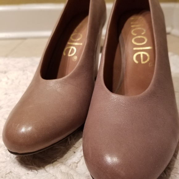 5/$20 Nicole Leather Pumps, Banyan, 6 1/2 M - Picture 3 of 8
